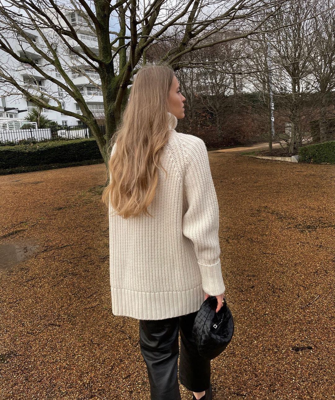 Мини-сумочка BV Mini Jodie в виде круассана — на фото — черная.