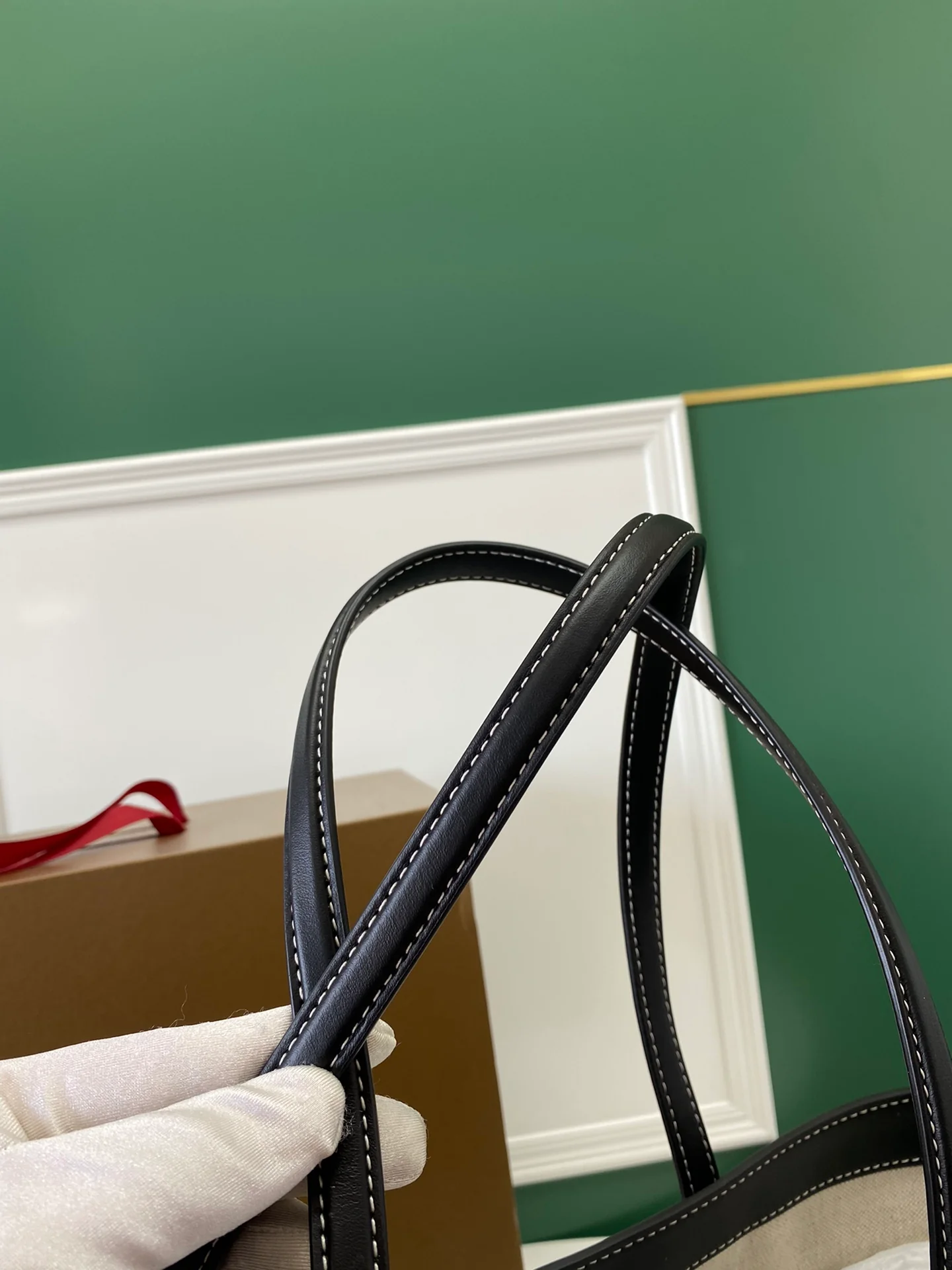 Burberry — кожа итальянского дубления — прошитая кожа — сумка-тоут