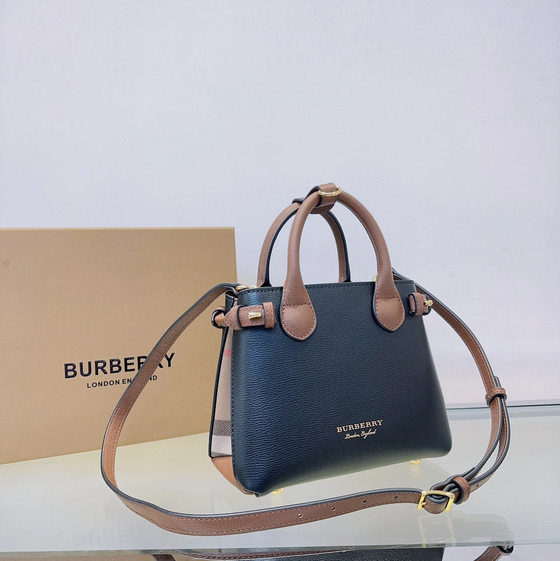 Сумка Burberry The Banner, 22 см, черно-коричневая.