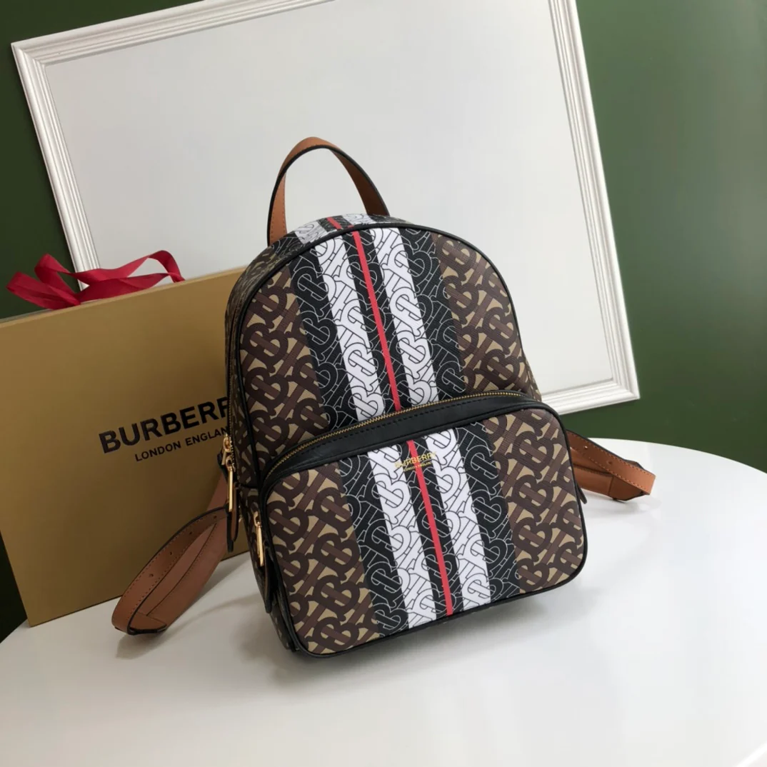 Burberry - Новый рюкзак с надписями по всей поверхности