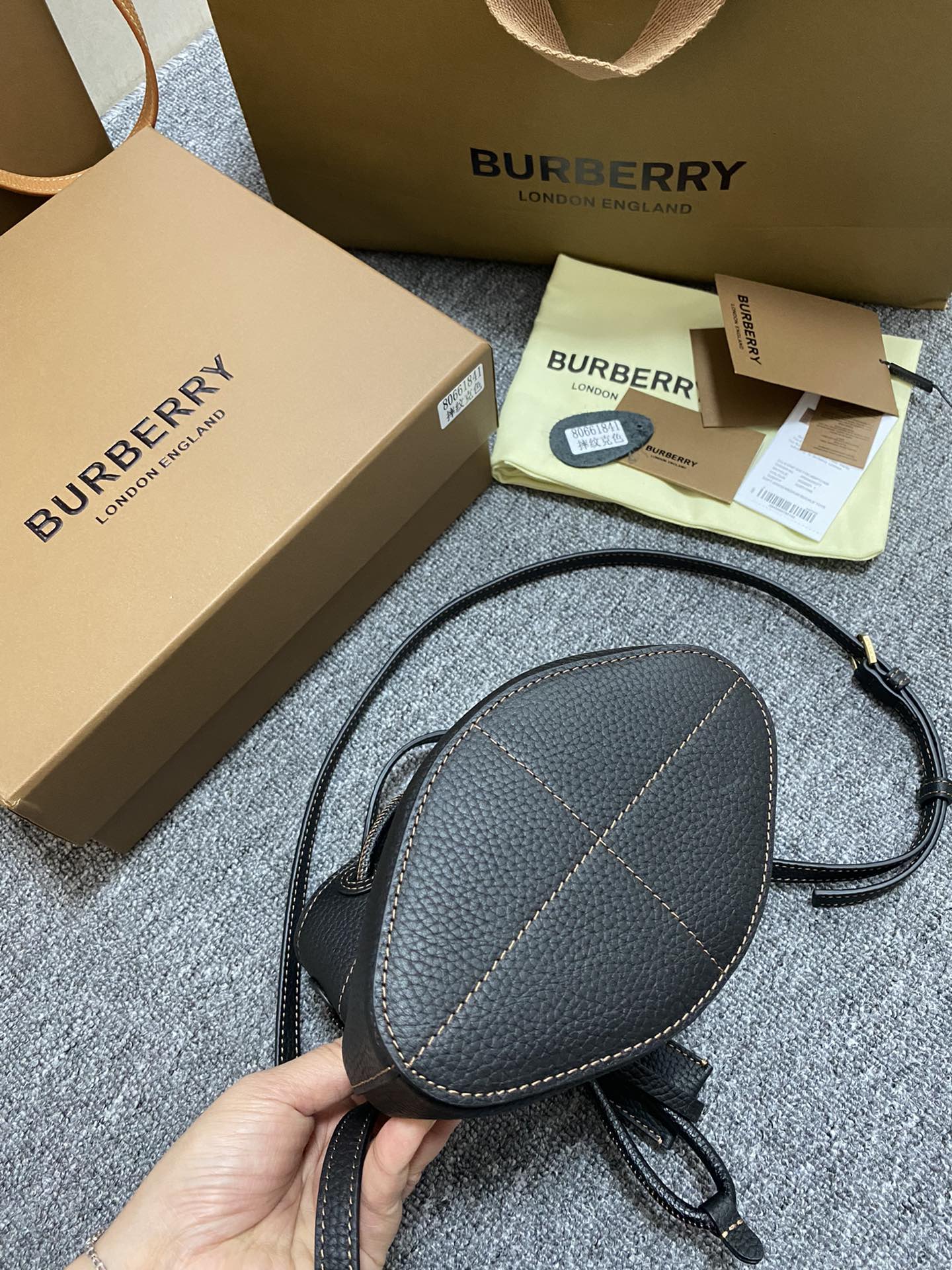 Сумка-ведро Burberry из зернистой кожи - Маленькая - Черная