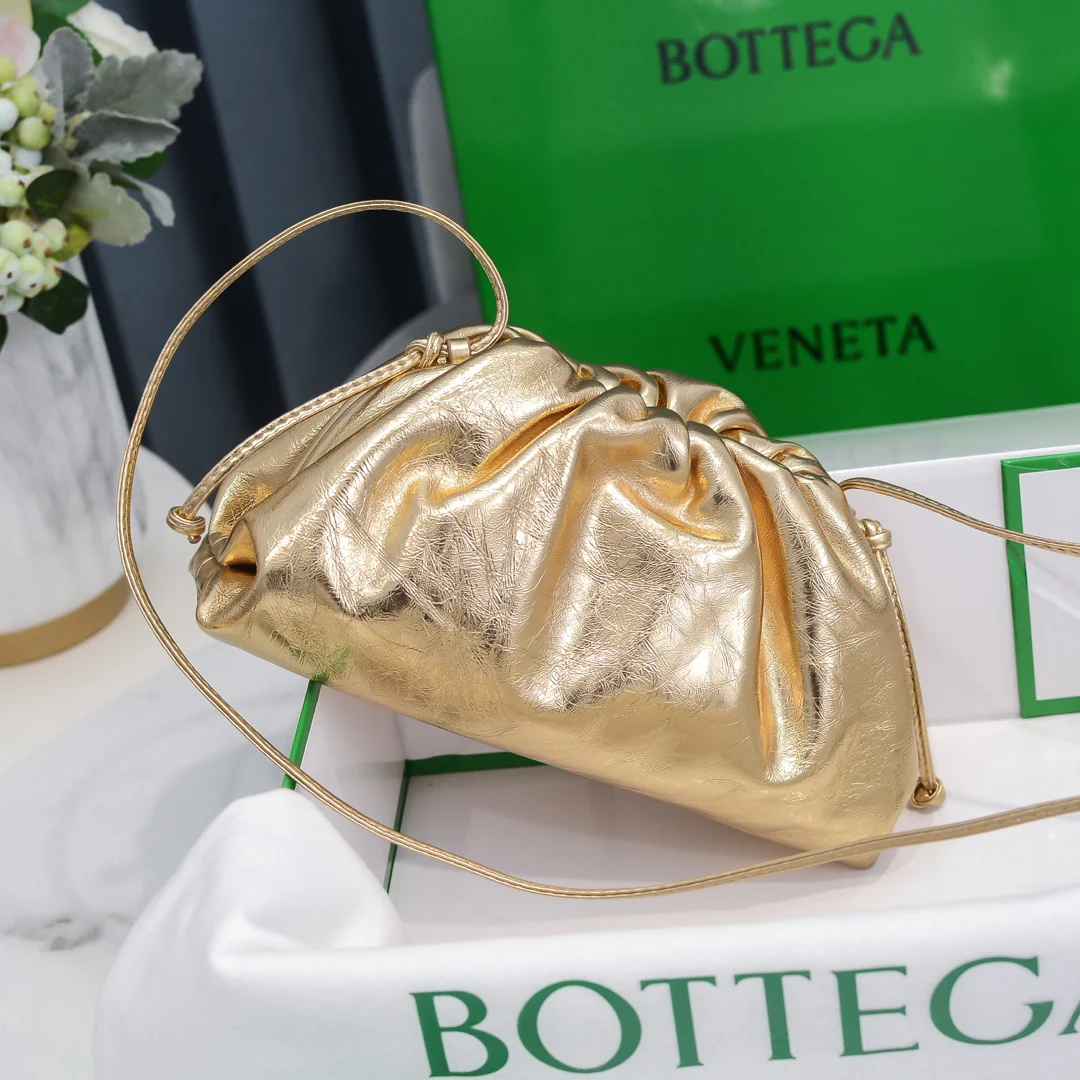 Сумка-клатч BV Cloud Bag - серия Pouch - однотонная телячья кожа - 23x13x8 см