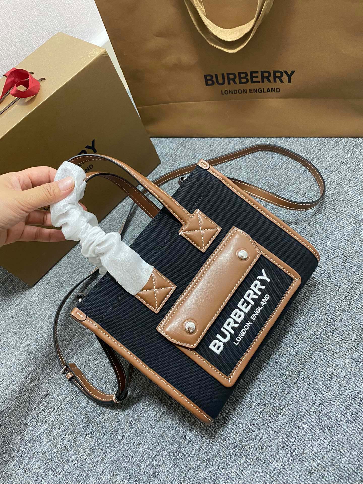 Сумка Burberry Freya — двухцветная, из канваса и кожи, в стиле пэчворк — маленький размер.