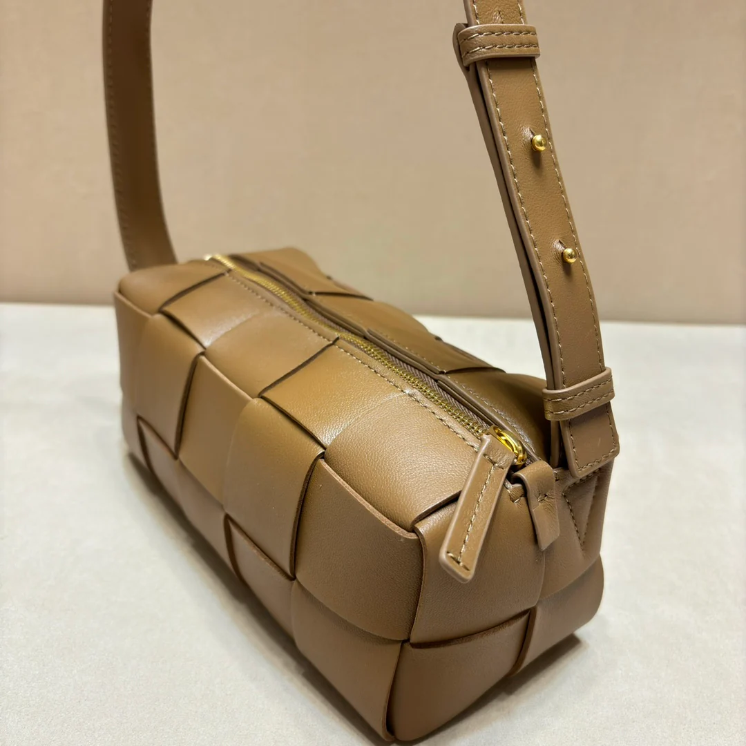 Большая плетеная сумка через плечо BV Brick Cassette в клетку - розовая - 1 шт.