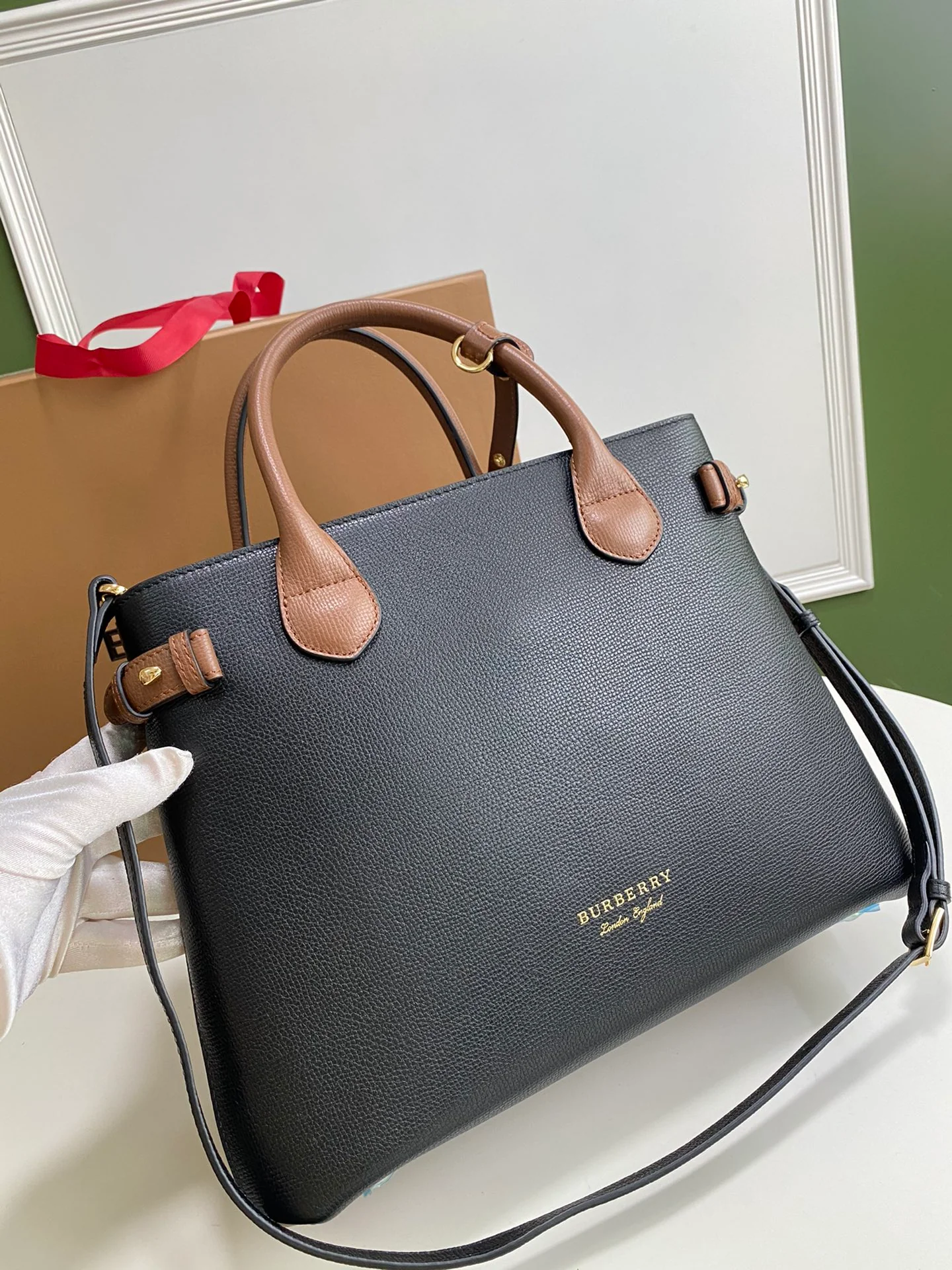 Сумка Burberry The Banner, 34 см, черно-коричневая.