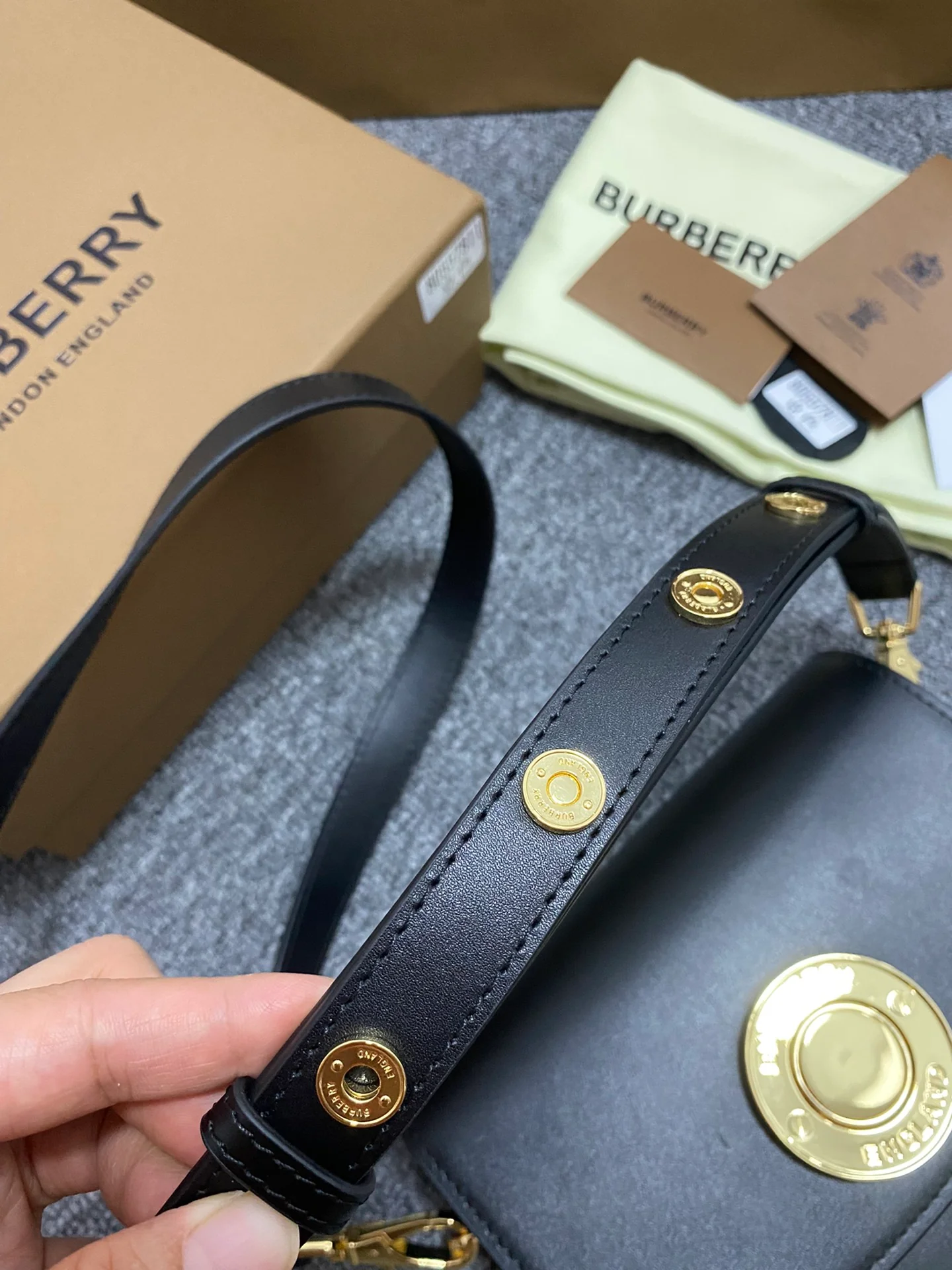 Сумка Burberry Elizabeth, маленькая, черная.