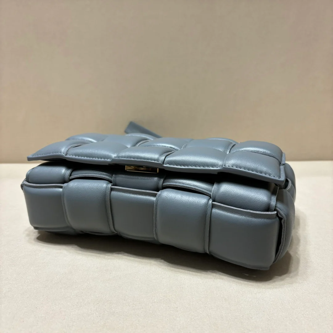 Двусторонняя плетеная сумка через плечо BV - сине-серая