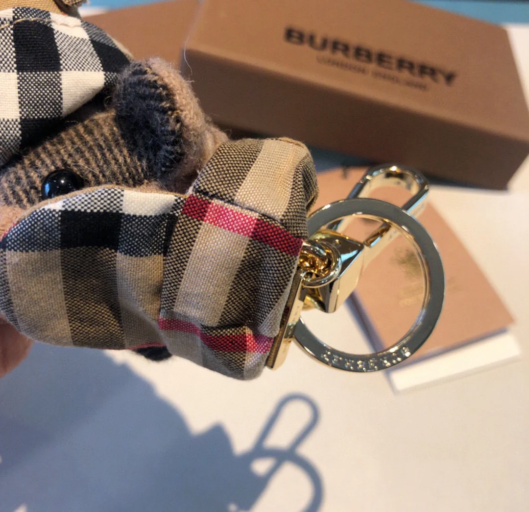 Тренч Burberry в клетку с подвеской в ??виде медведя