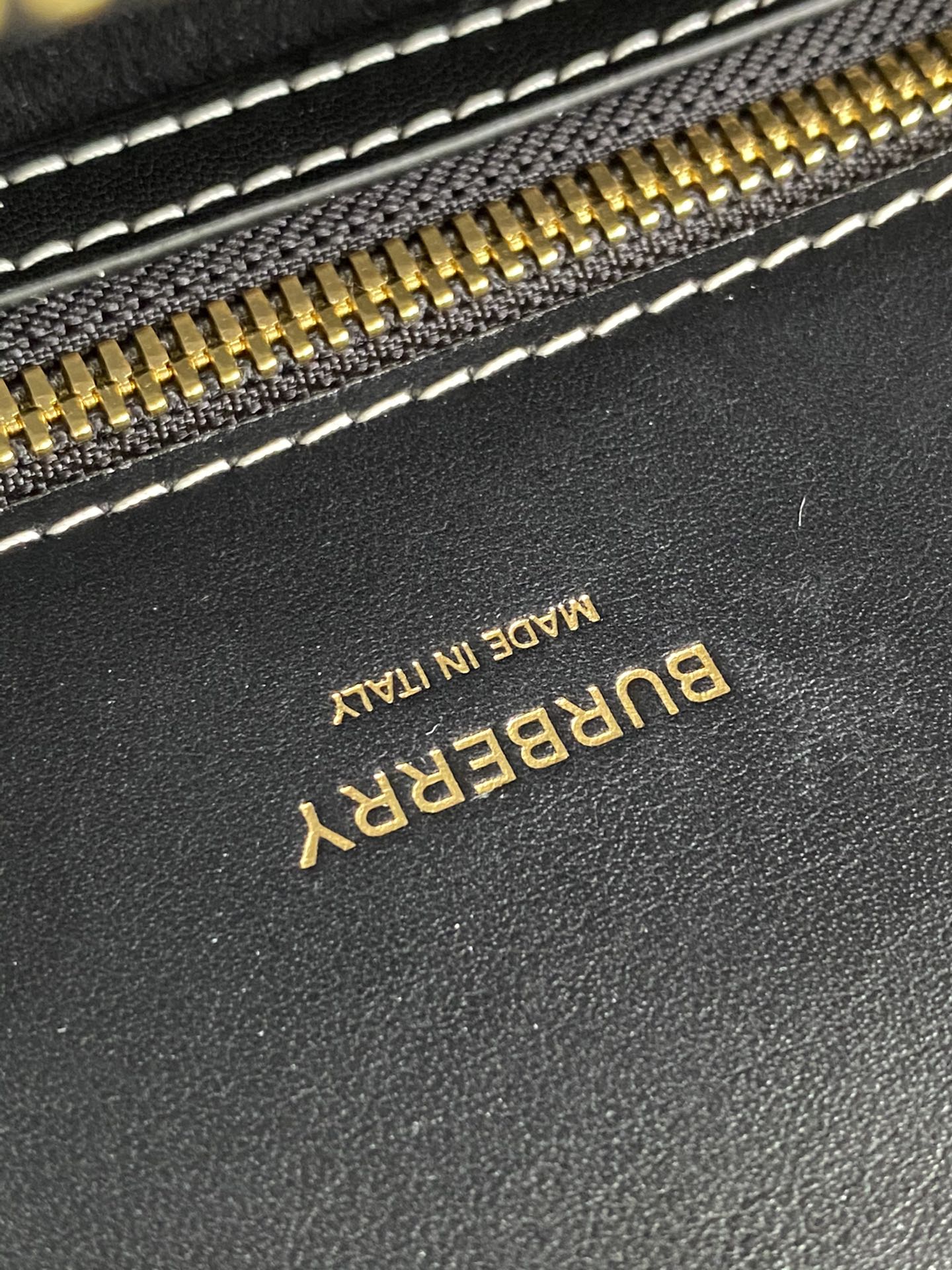 Burberry - Кожа дубленой зернистости - Title - Сумка Teller