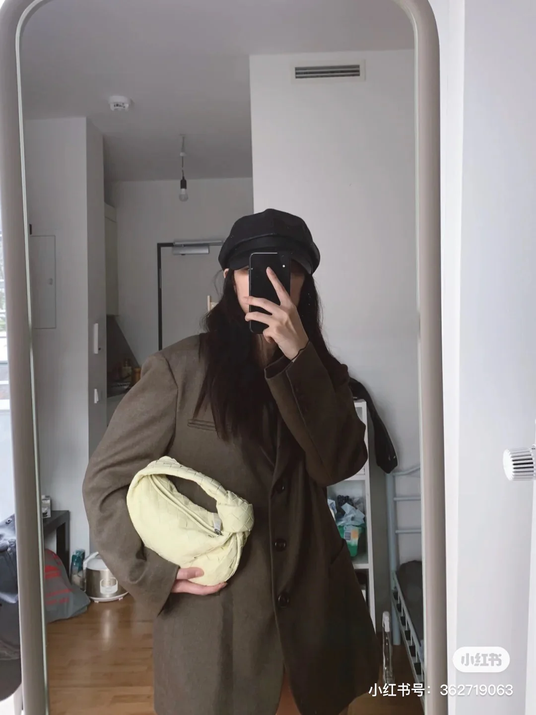 Мини-сумочка BV Mini Jodie в виде круассана - Фото на фото - 1