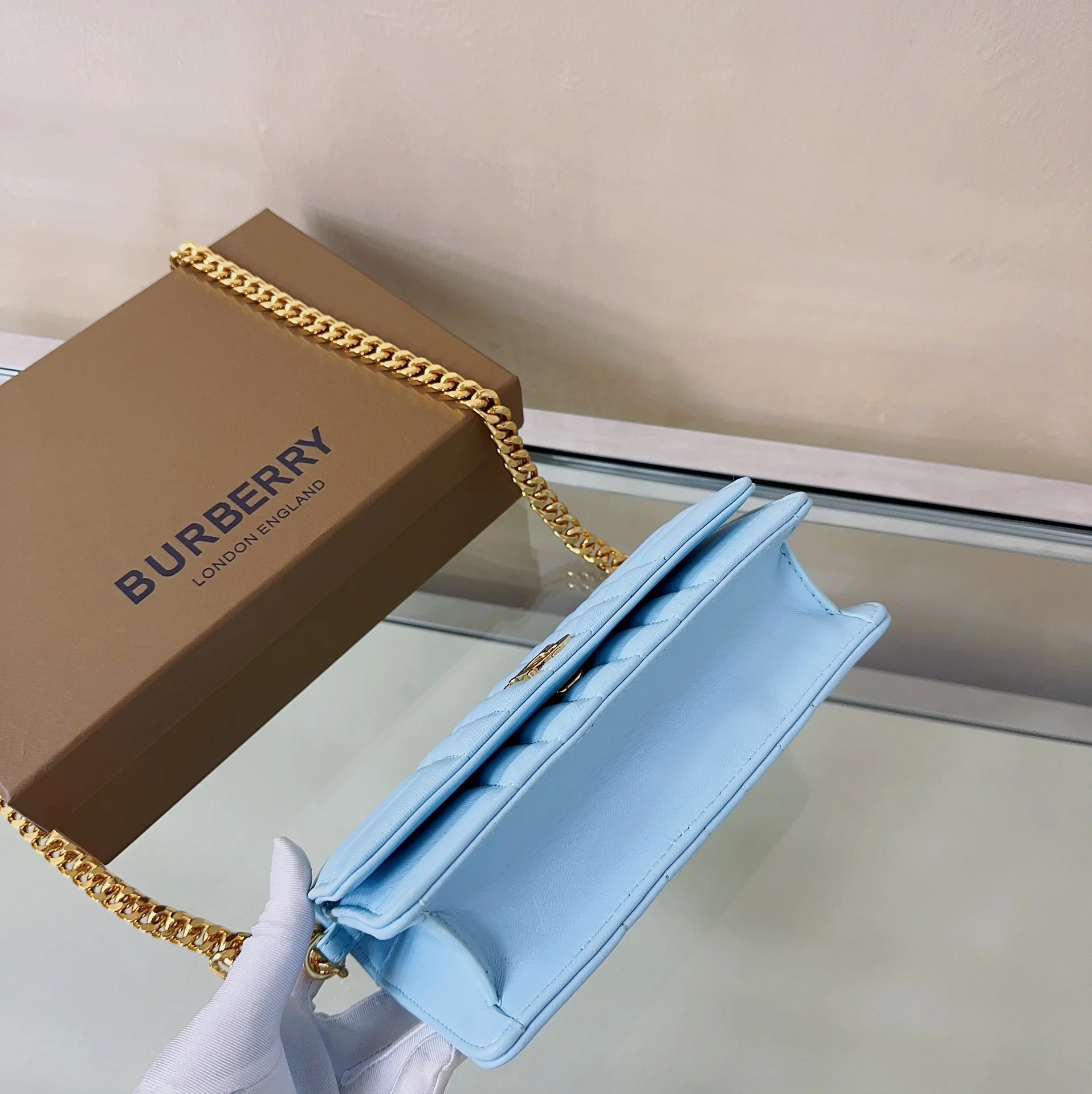 Сумка через плечо Burberry Lola из овечьей кожи - светло-голубая