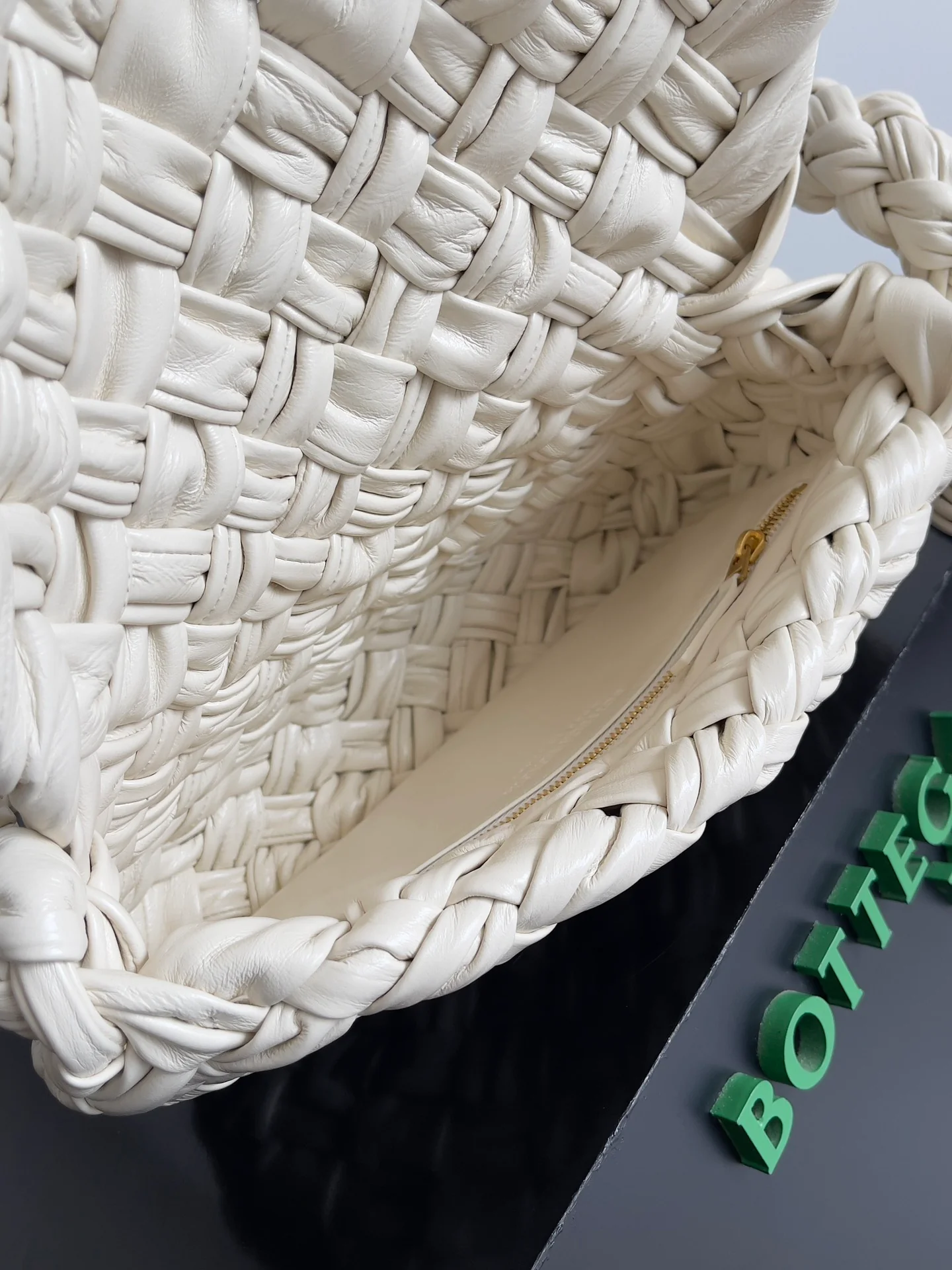 BV-kalimero-citta-underarm knotted bag