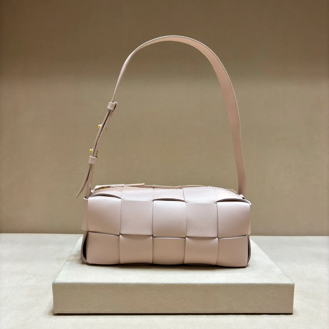 Большая плетеная сумка через плечо BV Brick Cassette в клетку - розовая.