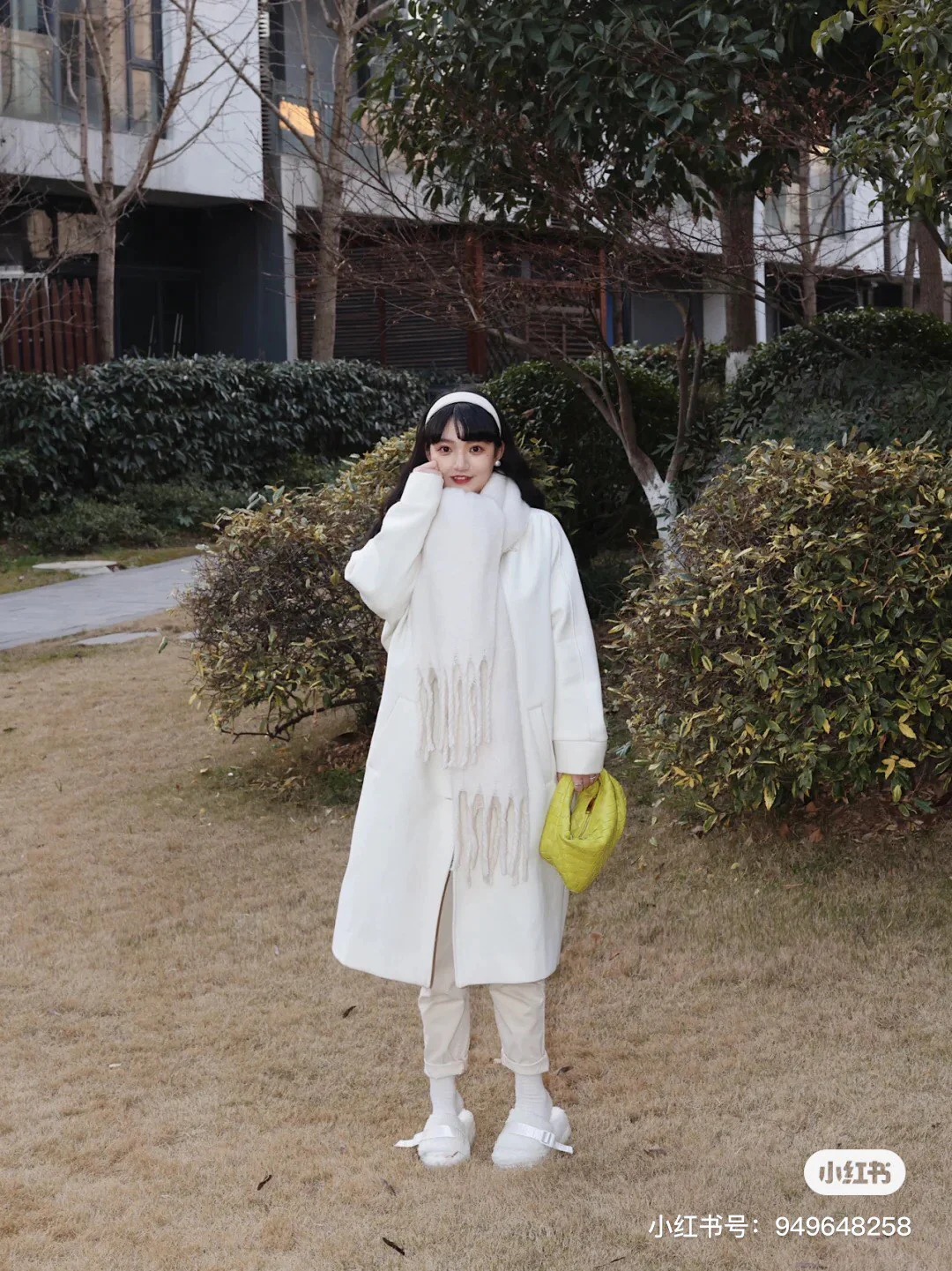 Мини-сумочка BV Mini Jodie в виде круассана — Фотографии в одежде — 2