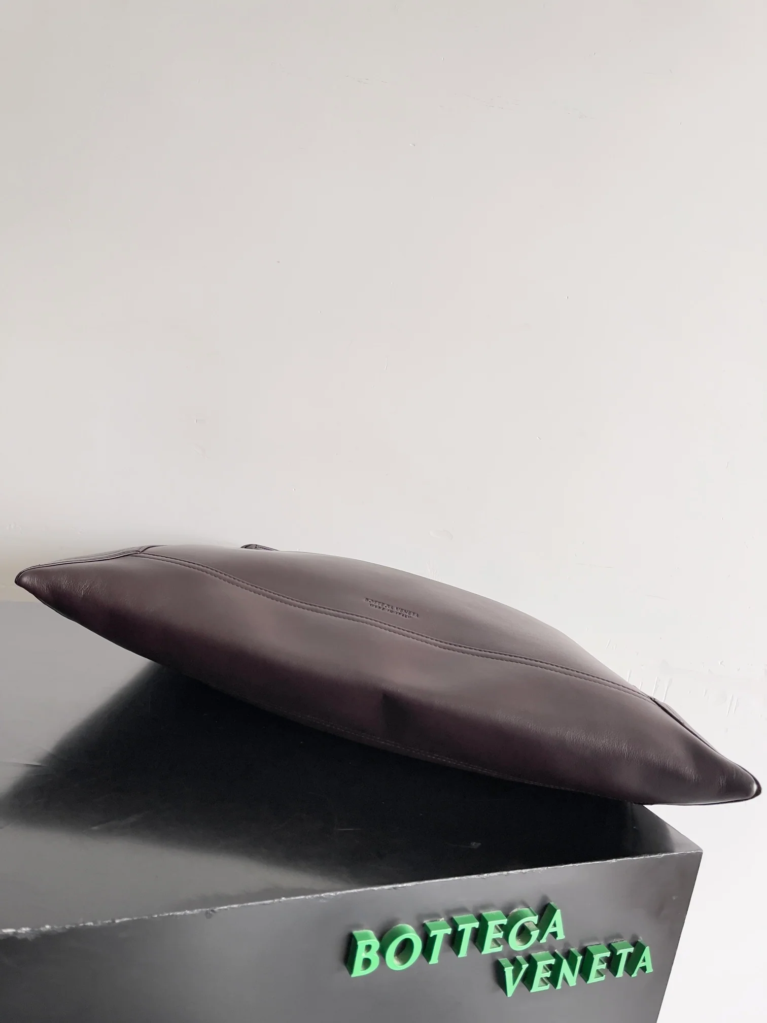 BV - Сумка-тоут через плечо - Темно-коричневая