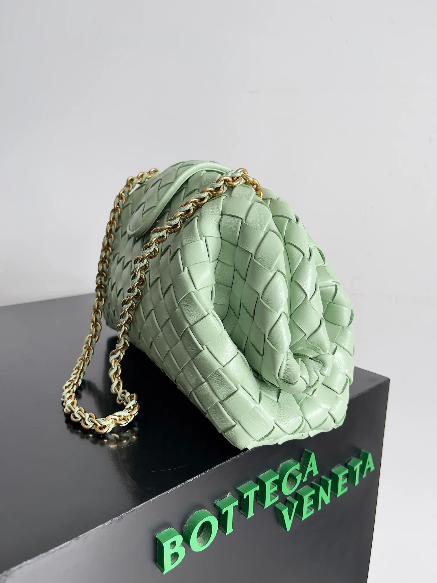 BV-lauren-clutch-chain clutch-green
