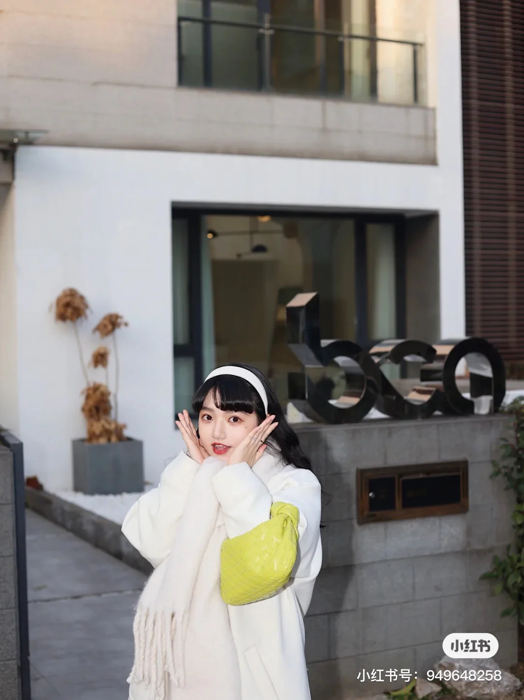 Мини-сумочка BV Mini Jodie в виде круассана — Фотографии в одежде — 2