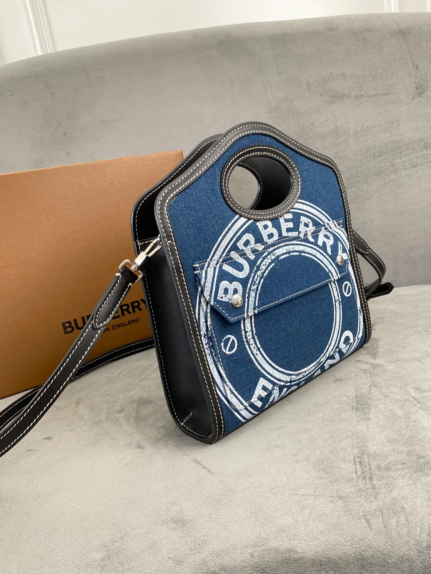 Burberry — Джинсовая ткань — Кожа с прострочкой — Большая сумка