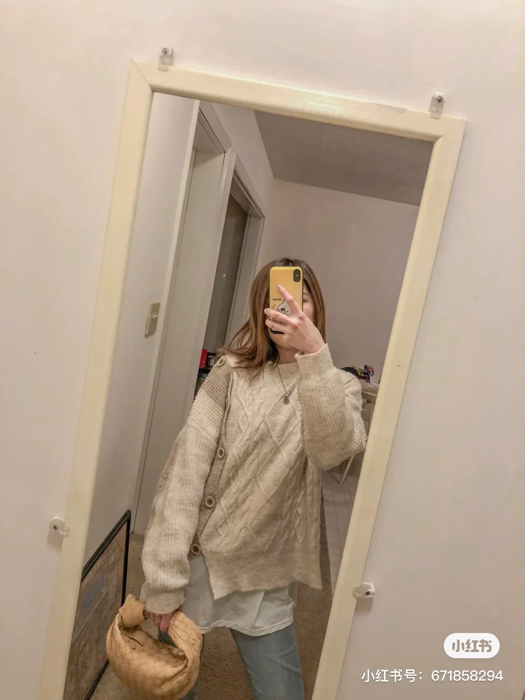 Мини-сумочка BV Mini Jodie в виде круассана — Фотографии в одежде — 3