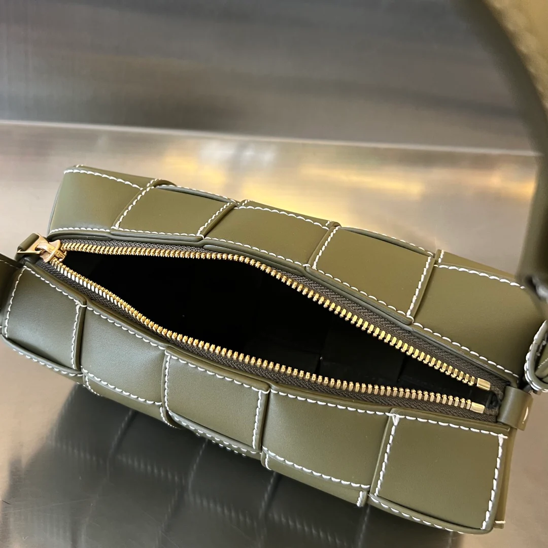 тканый материал - контрастная строчка - сумка под мышкой - темно-зеленый