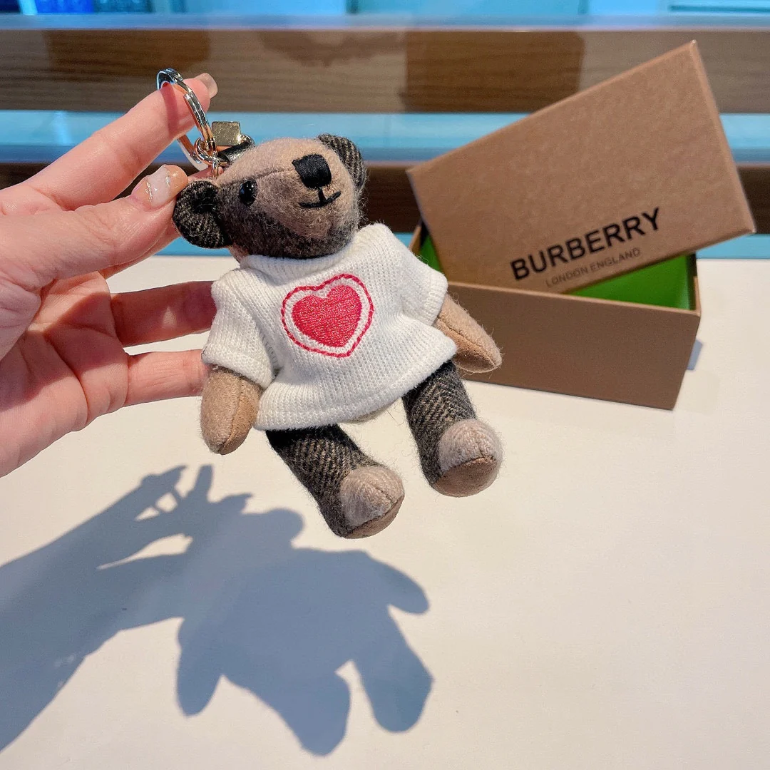 Подвеска в виде медведя в форме сердца от Burberry - белая.