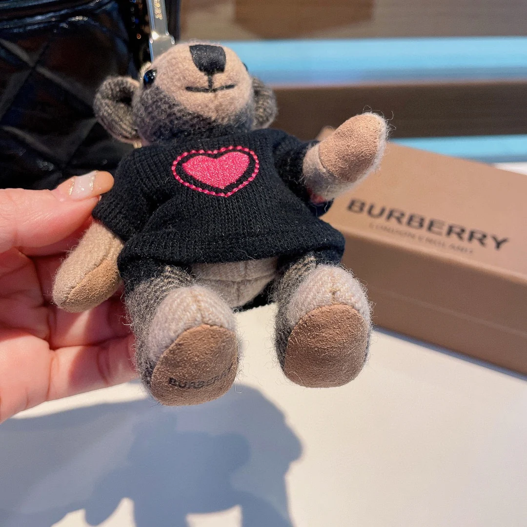 Брелок в виде медведя в форме сердца от Burberry - черный