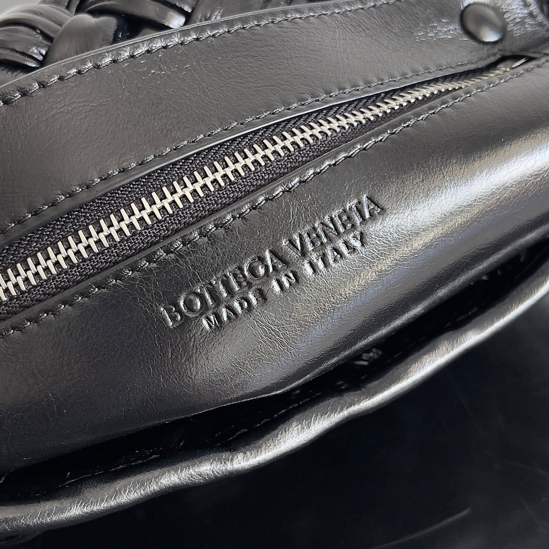 Сумка-мессенджер BV Rumpple через плечо - лакированная кожа, черная