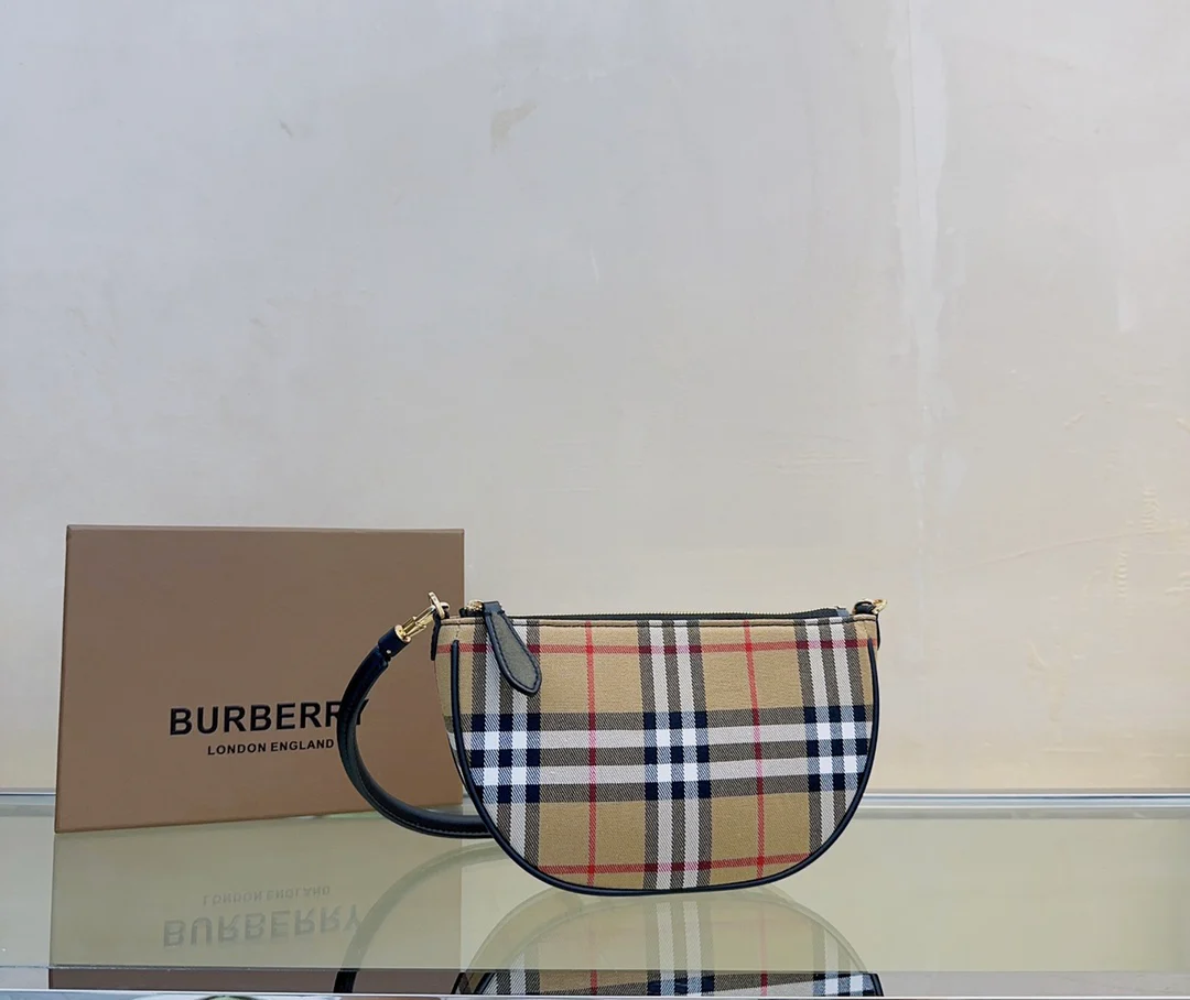 Сумка-клатч Burberry Olympia Pouch под мышкой