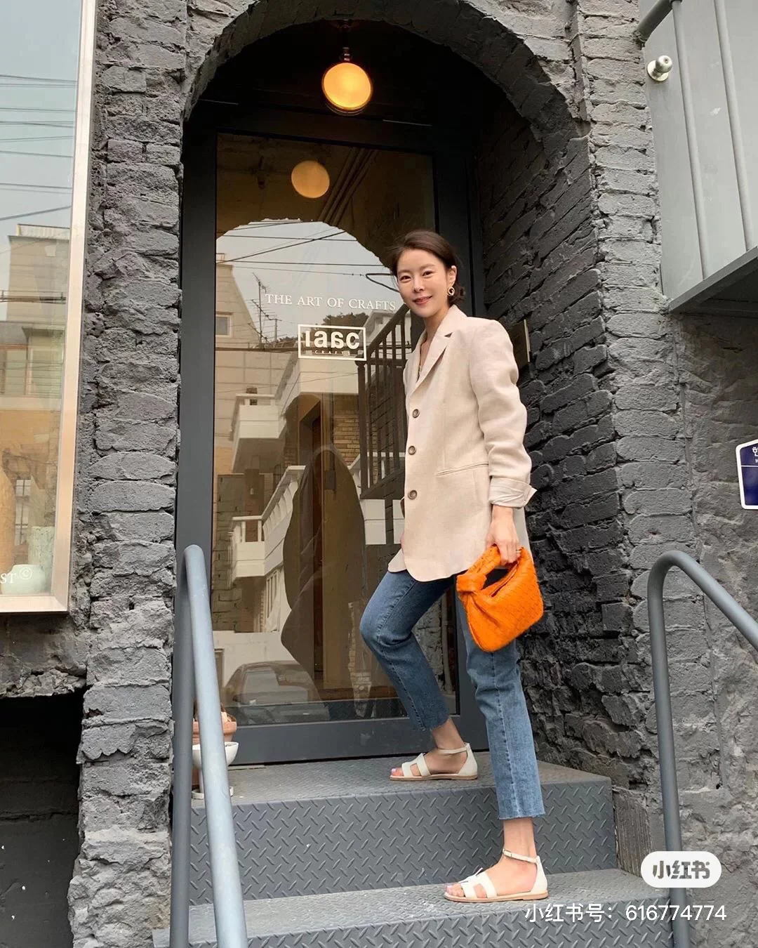 Мини-сумочка BV Mini Jodie в виде круассана — фотографии в одежде — 4