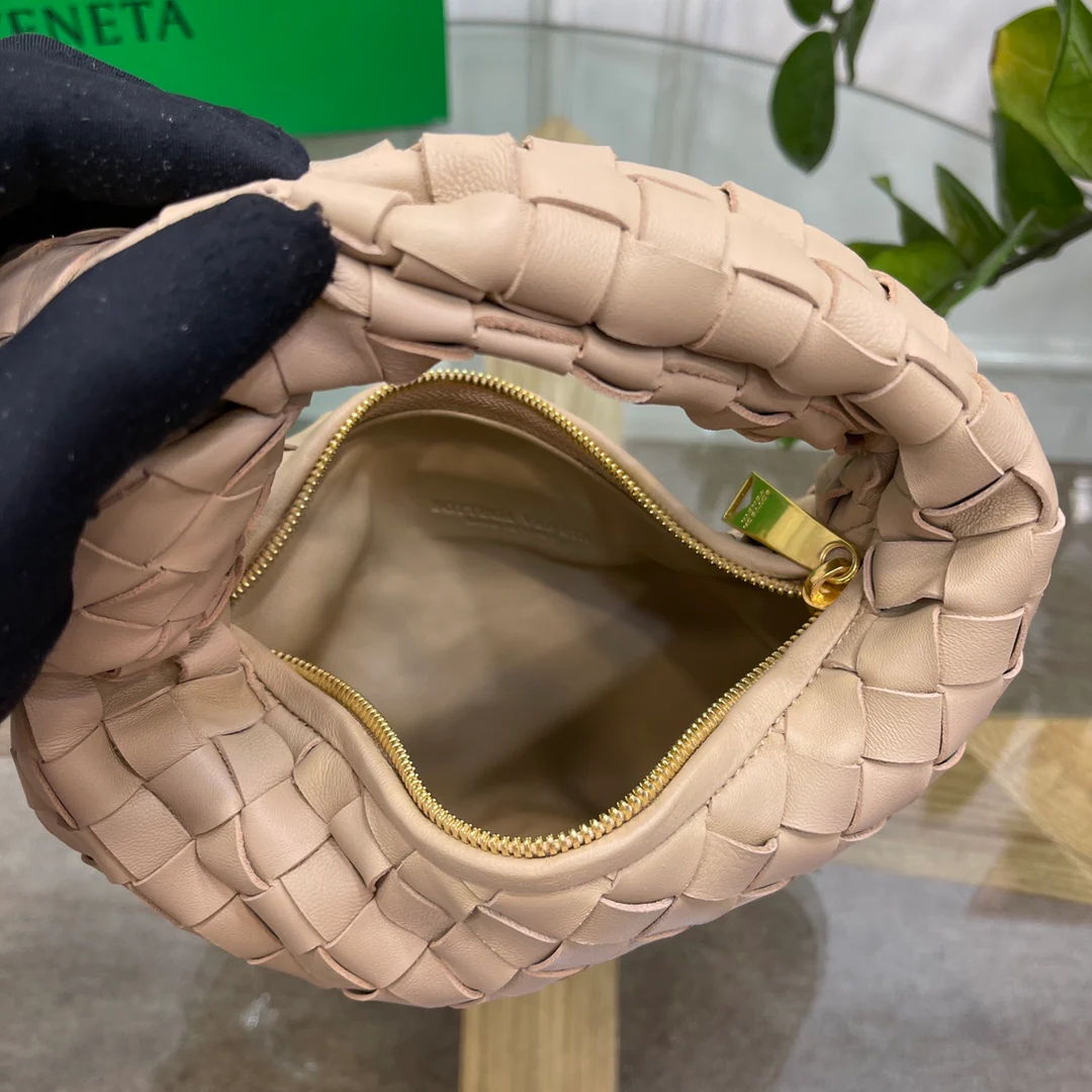 Плетеная круглая сумка-хобо BV Jodie с узлом - 27x22x3 см