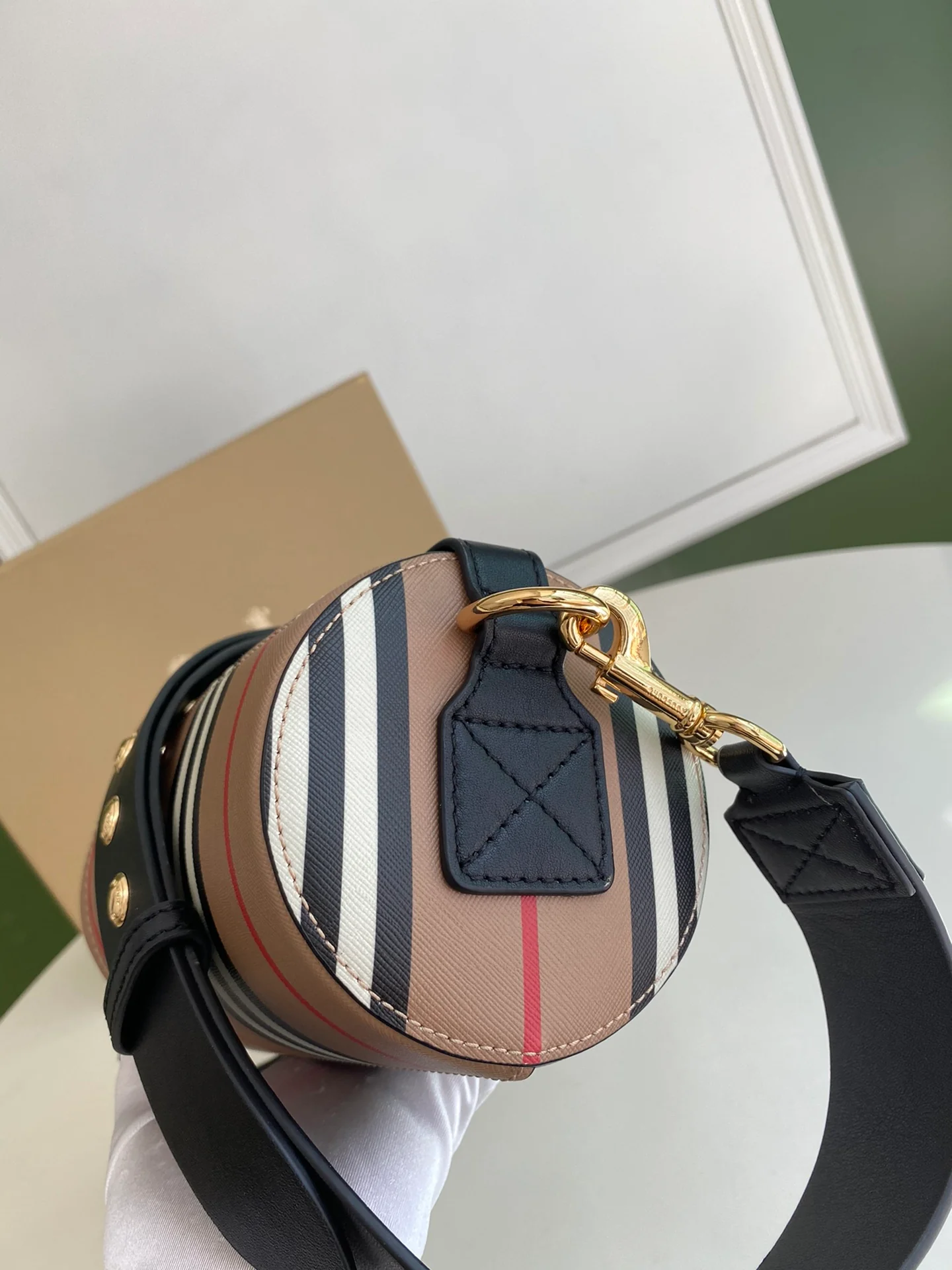 Новинка Burberry 2022 года - Избранные винтажные модели - Цилиндрическая сумка