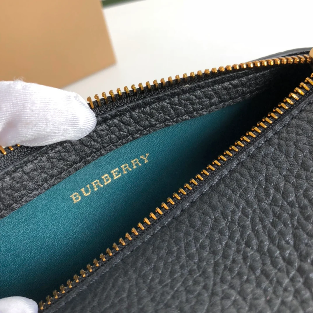 Новинка 2022 года от Burberry - Цилиндрическая сумка из телячьей кожи.