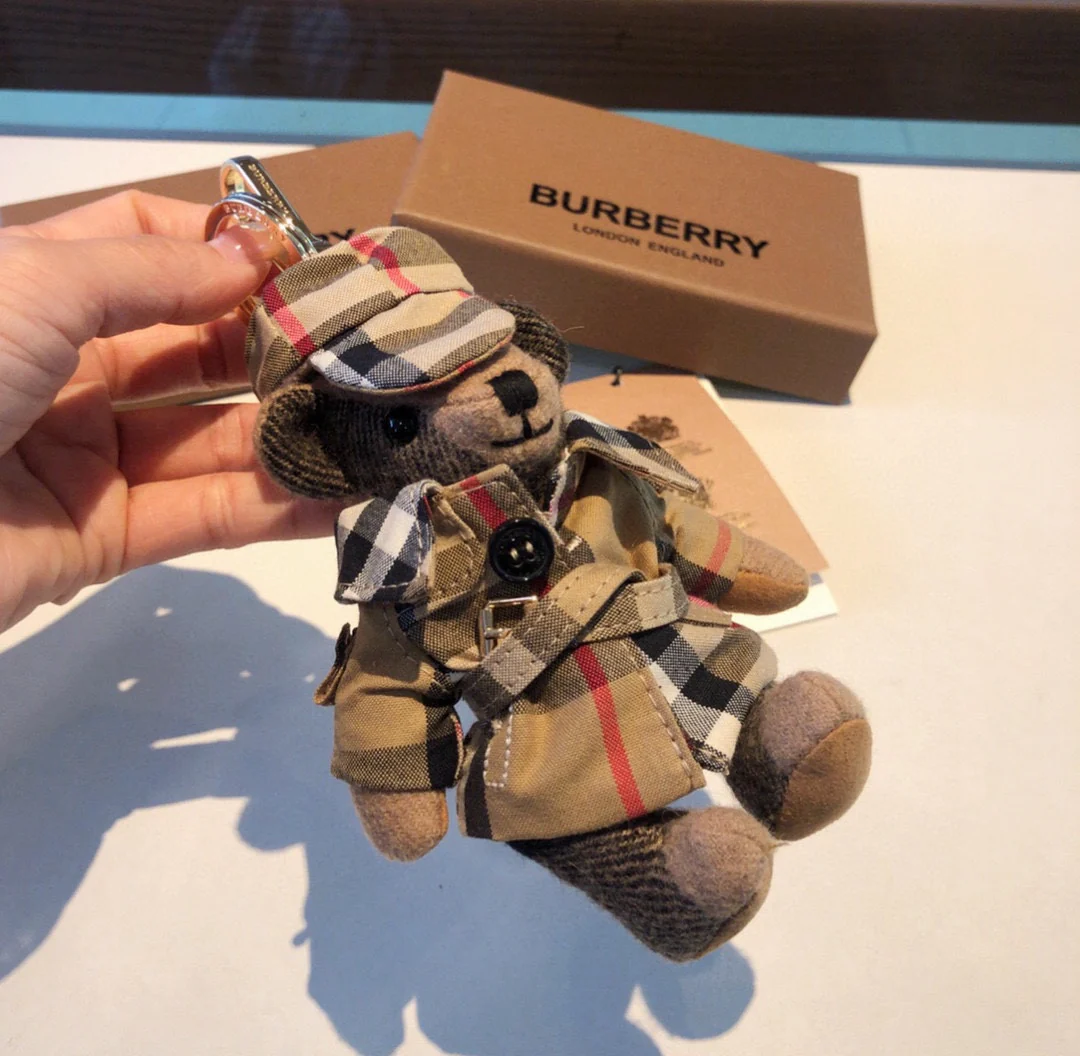 Тренч Burberry в клетку с подвеской в ??виде медведя