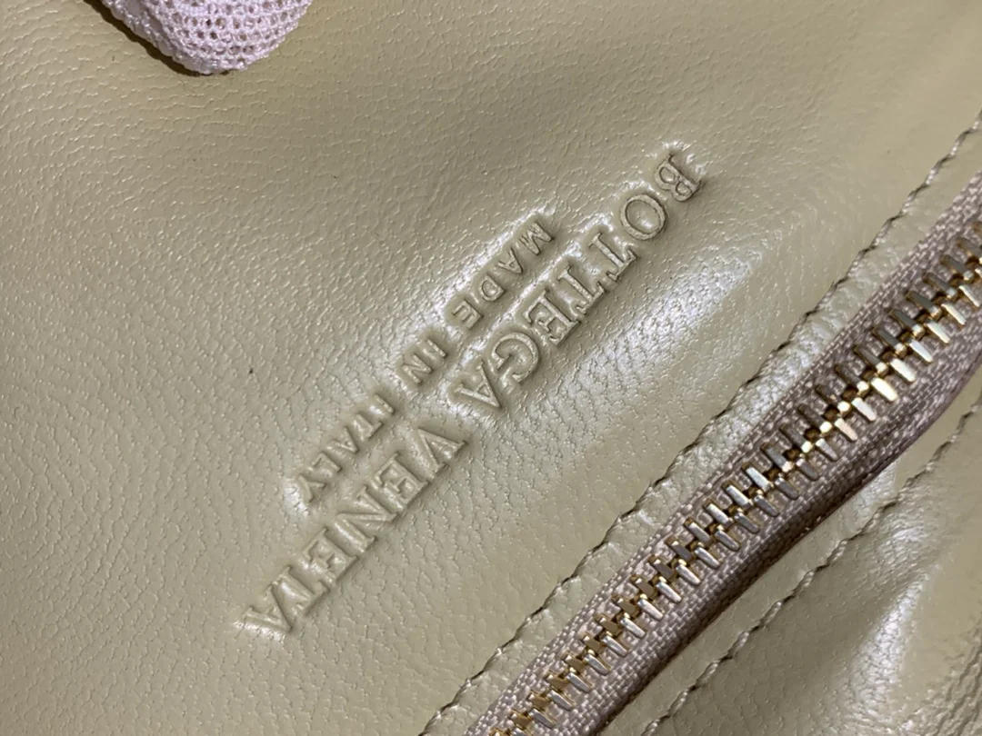 Сумка-мешок для кассет BV из плетеной кожи/подушка/телячья кожа/26x18x8 см/1