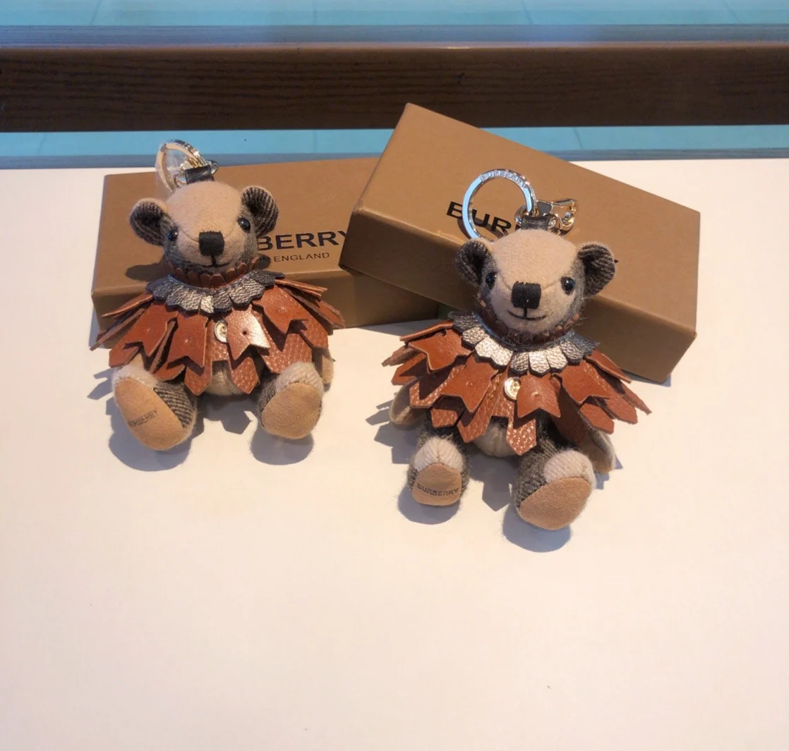 Burberry - Подвеска в виде медведя в виде тренча