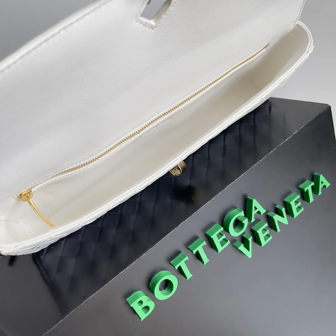 Клатч BV с рисунком под крокодиловую кожу - белый