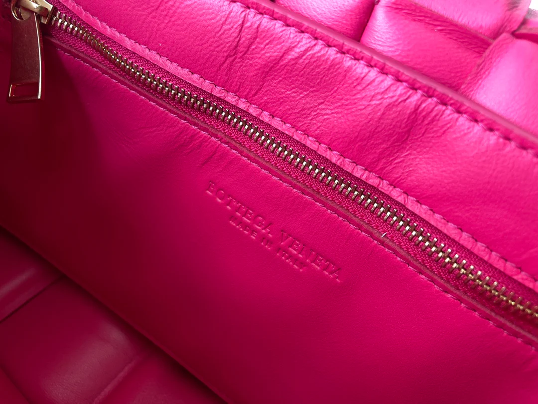 Плетеная сумка для кассет BV с золотой цепочкой - 27x10x18 см