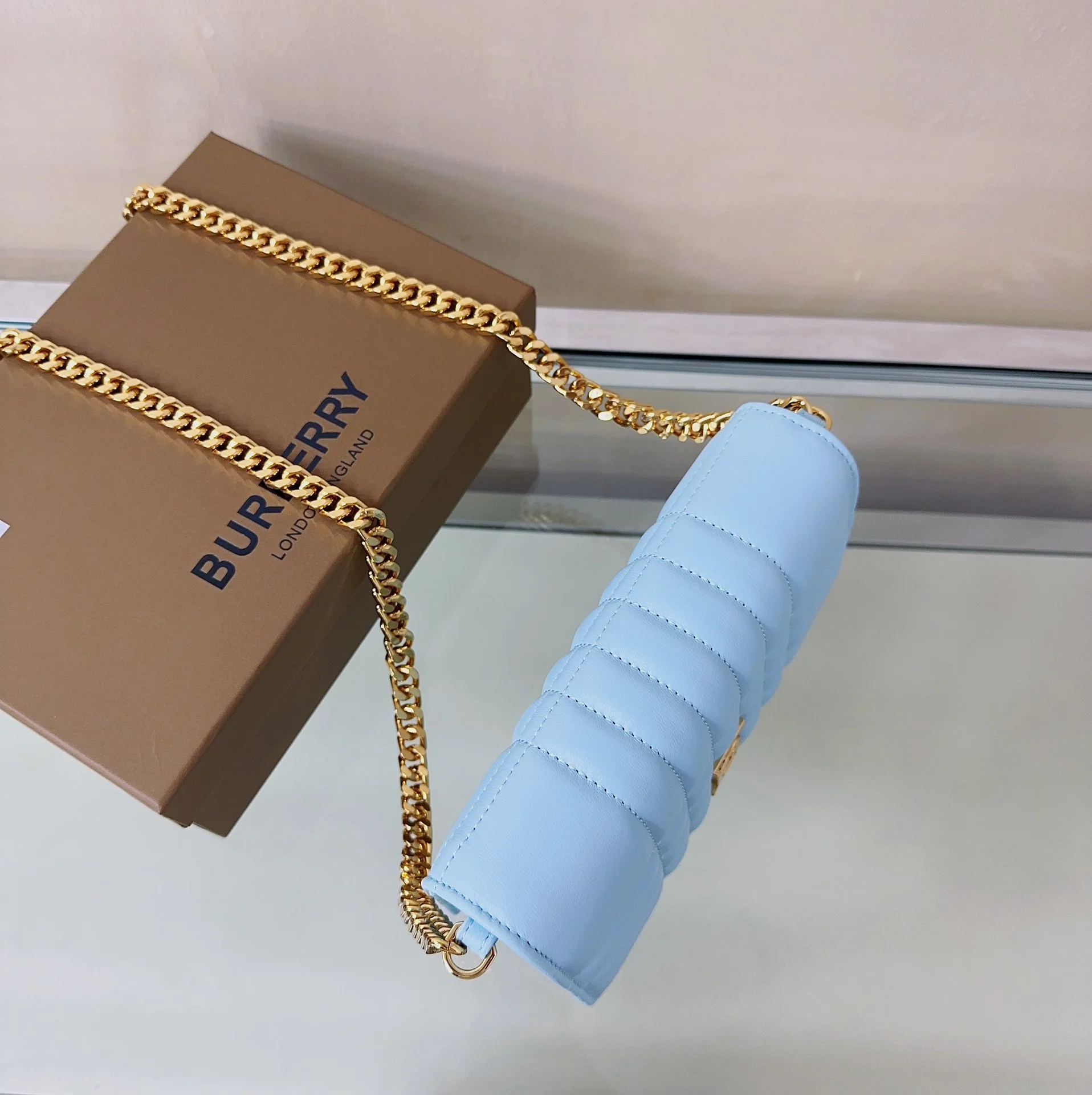 Сумка через плечо Burberry Lola из овечьей кожи - светло-голубая