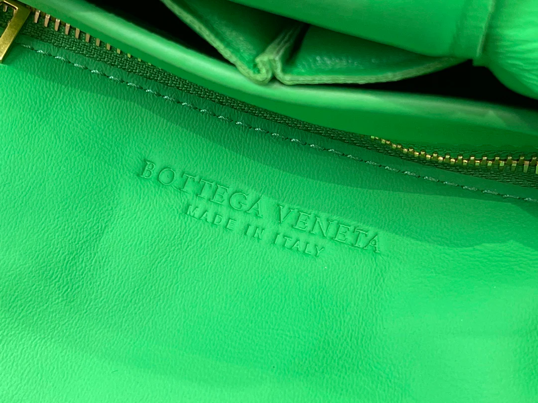 Плетеная сумка BV Chain Cassette из овечьей кожи - Маленькая (27х10х18 см)