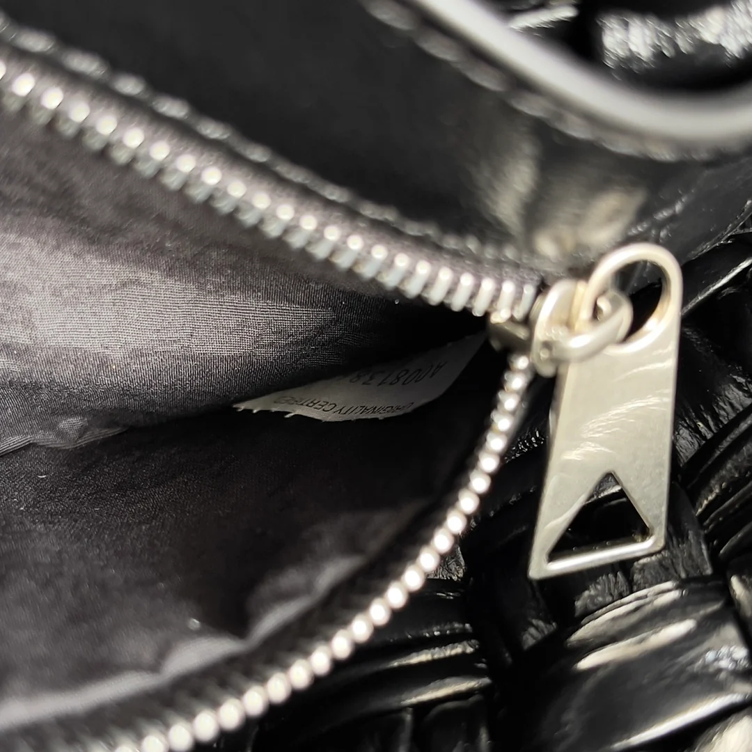 Сумка-мессенджер BV Rumpple через плечо - лакированная кожа, черная