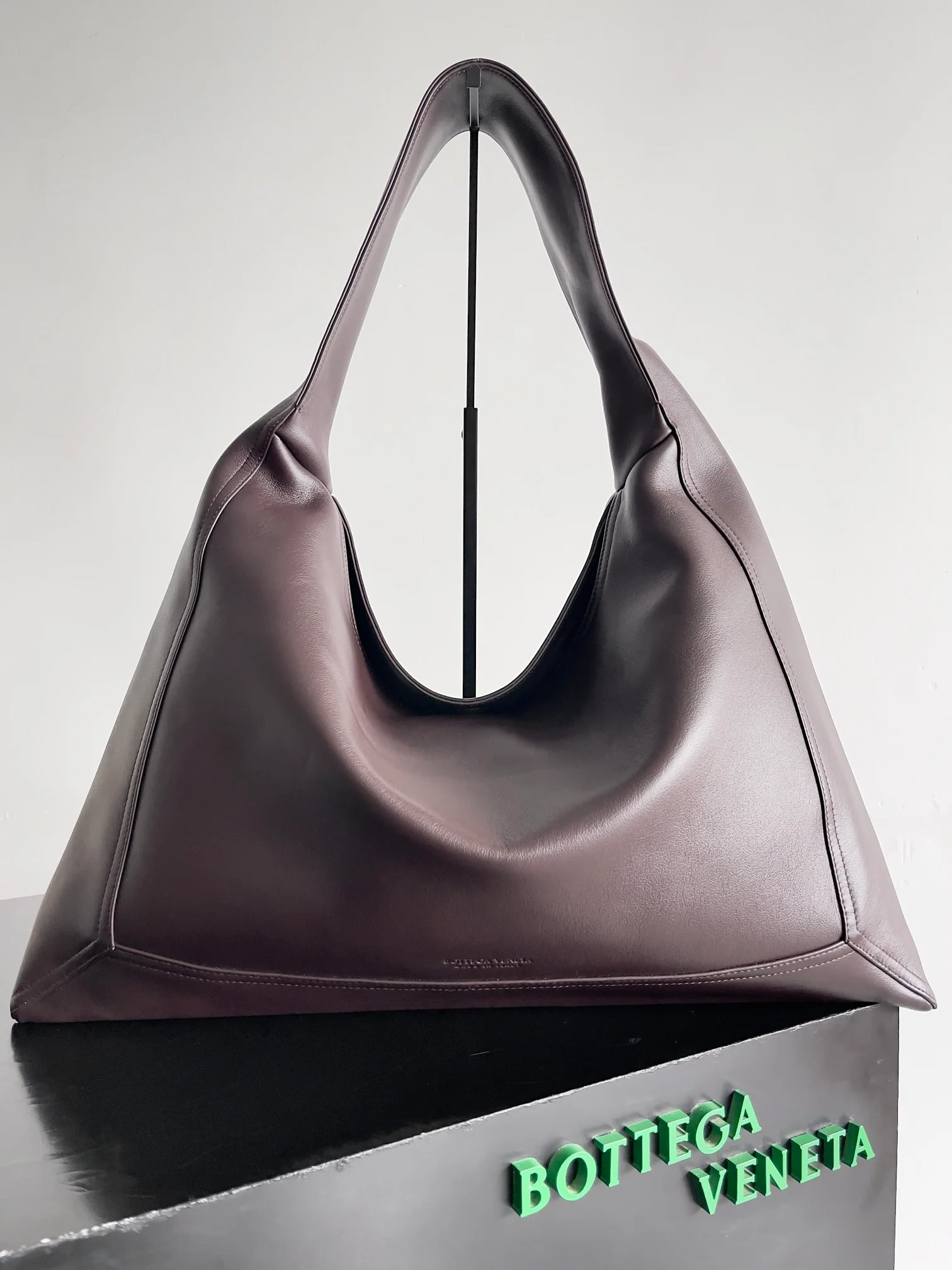 BV - Сумка-тоут через плечо - Темно-коричневая