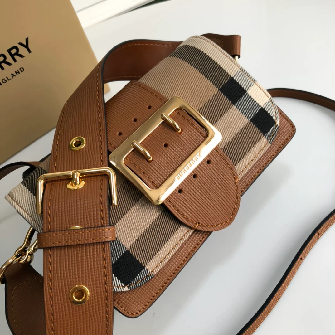 Сумка Burberry The Buckle Bag - коричневая.