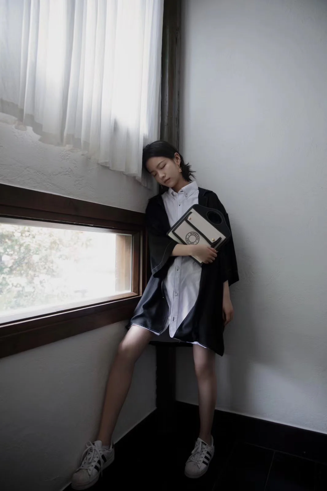 Холщовая сумка-тоут Burberry — черная — на фото в одежде.