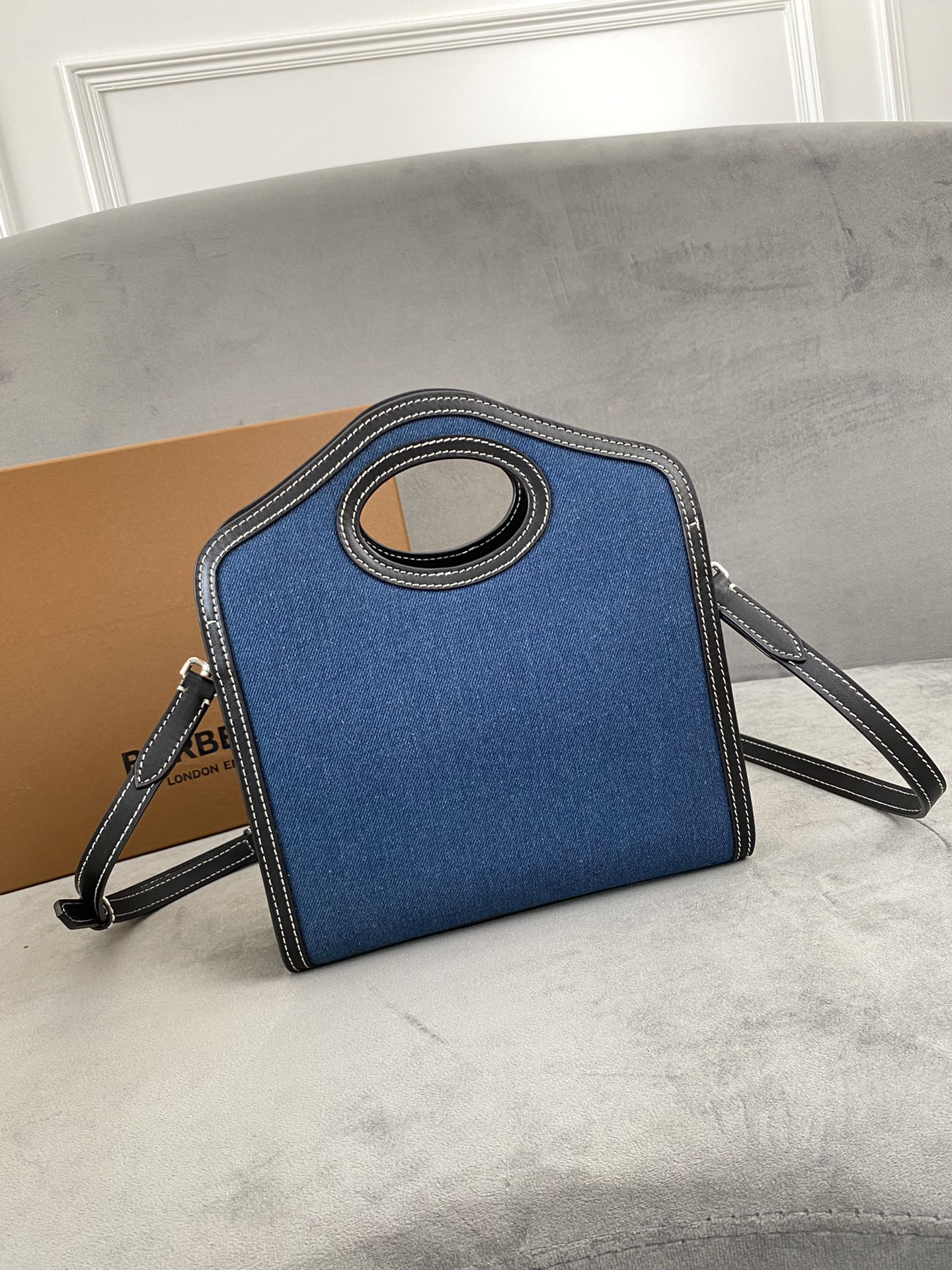 Burberry — Джинсовая ткань — Кожа с прострочкой — Большая сумка