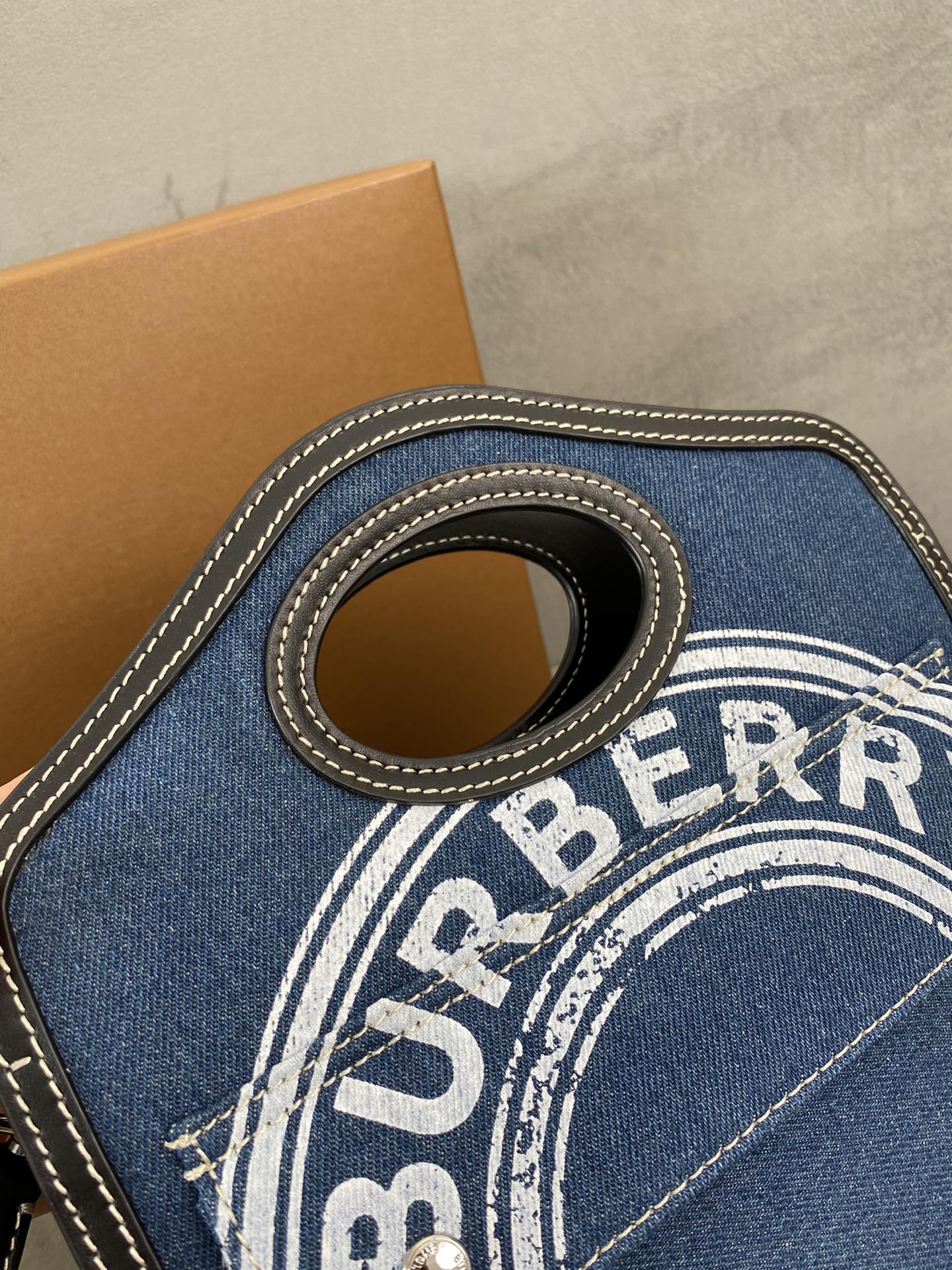 Burberry — Джинсовая ткань — Кожа с прострочкой — Большая сумка