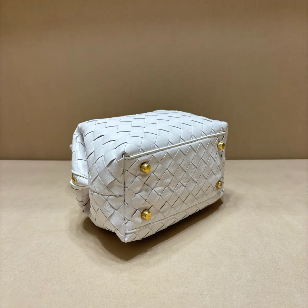 Сумка для боулинга BV Intrecciato из плетеной кожи - белая.