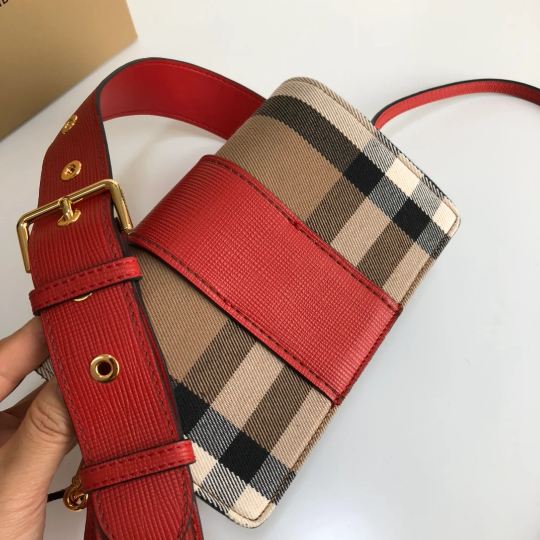 Сумка Burberry The Kuckle Bag - красная