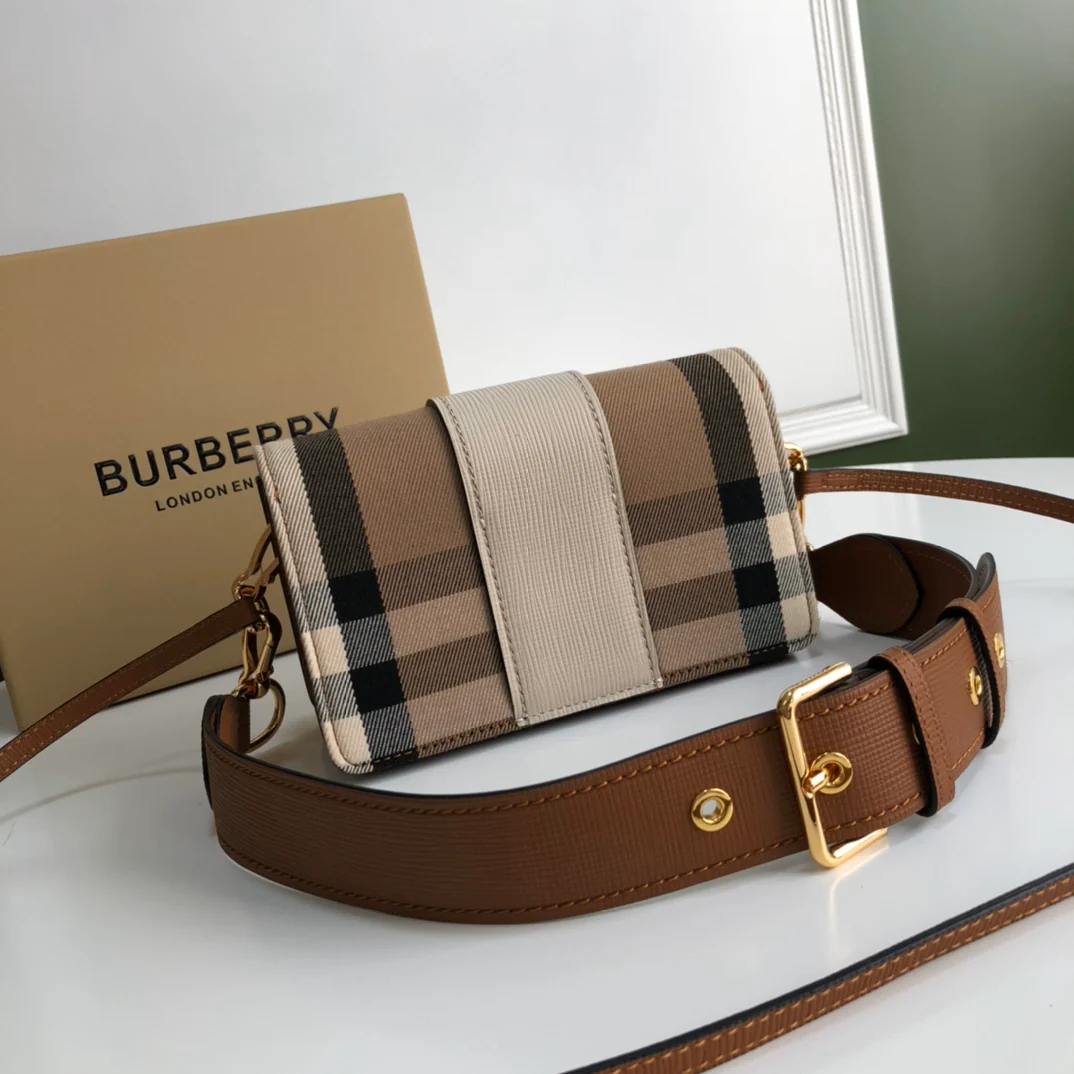 Сумка Burberry The Buckle, коричневая - 1 шт.