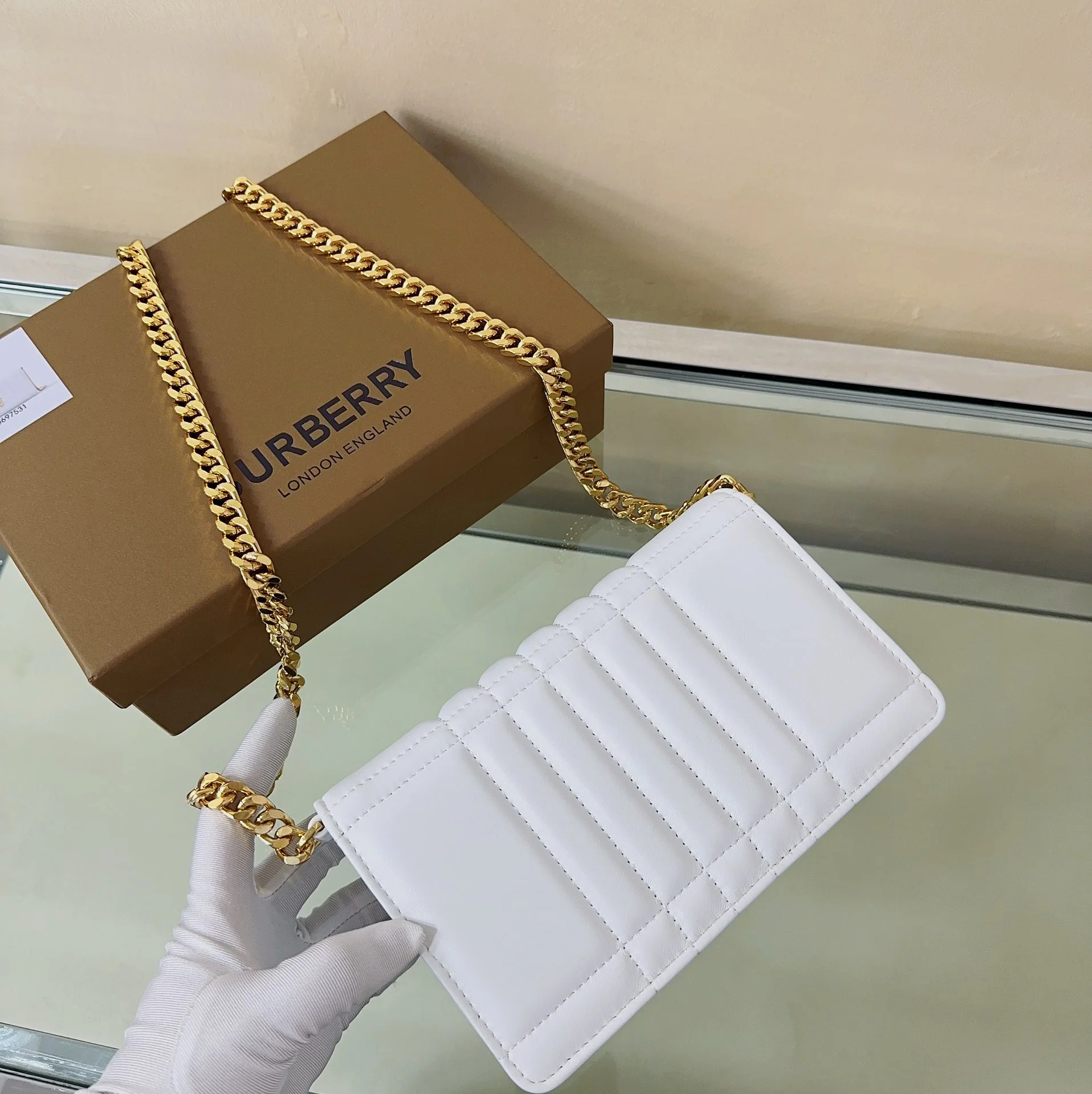 Сумка через плечо Burberry Lola из овечьей кожи - белая