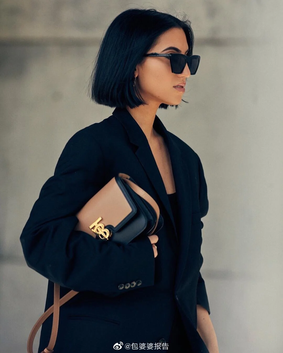 Сумка Burberry TB серии Letter — черно-коричневая цветовая гамма — на фото в действии.